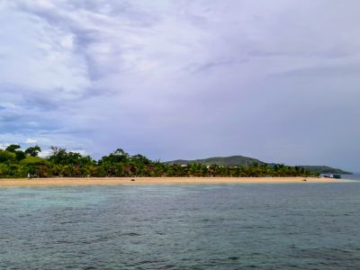 Blick vom Boot aus auf Le Pirate Island