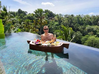 Floating Breakfast im Hanging Gardens of Bali