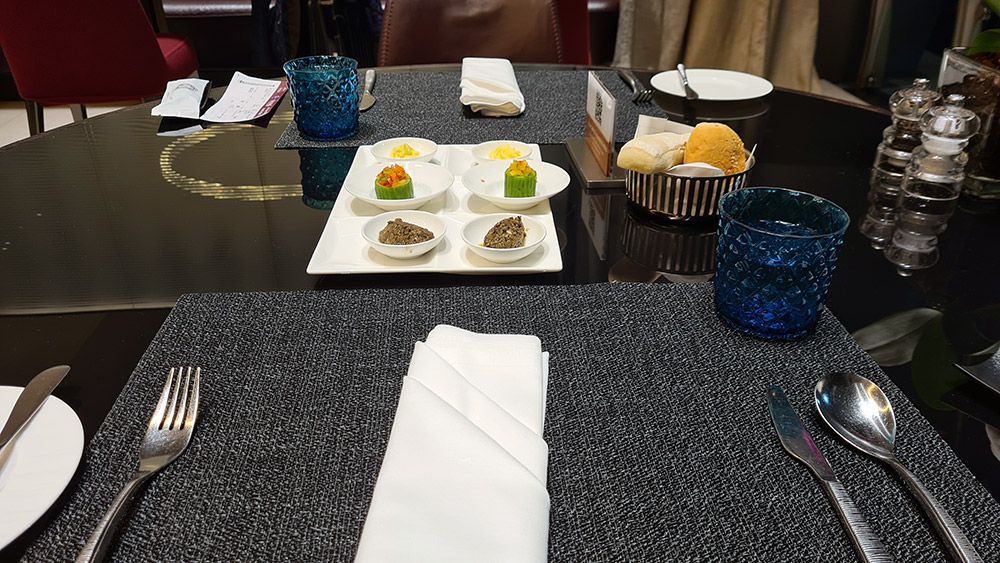 Vorspeise im Restaurant in der Al Safwa First Lounge in Doha
