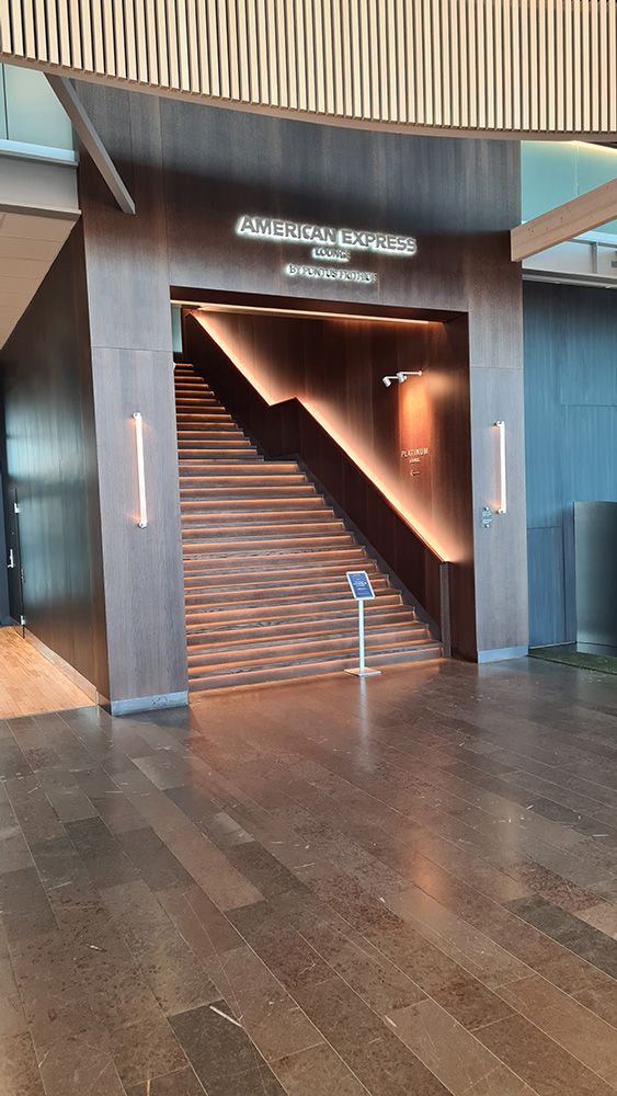 Treppe zum Empfang der American Express Lounge in Stockholm