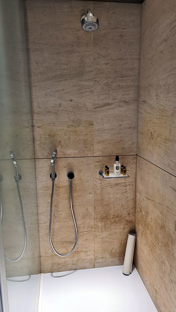 Dusche im Private Room in der Al Safwa First Lounge in Doha