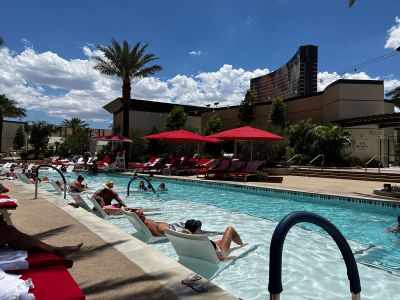 Der Pool mit coolen Wasser-Liegen