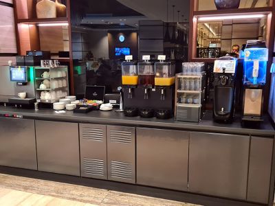 ahlan First Class Lounge Dubai Softeis, Saft, Kaffee und Tee
