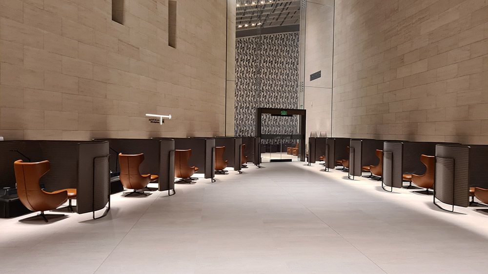 Einzelsitze in der Al Safwa First Lounge in Doha