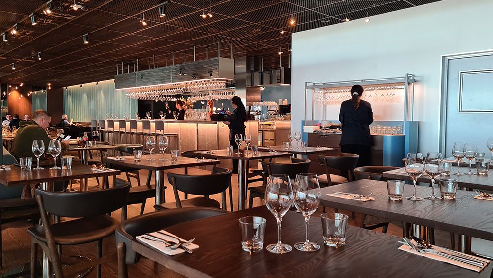 Blick vom Tisch aus in die Lounge