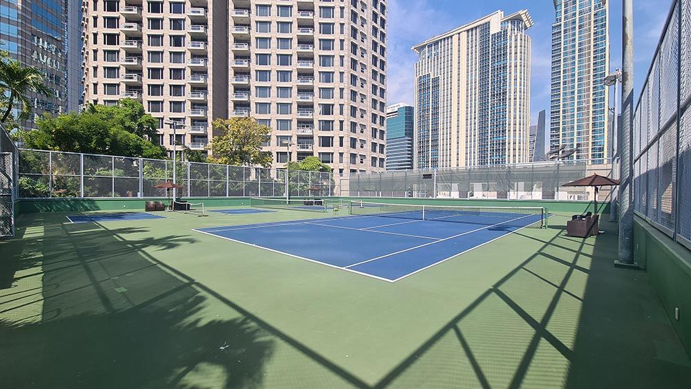 Tennisplatz auf dem Dach im Conrad Bangkok
