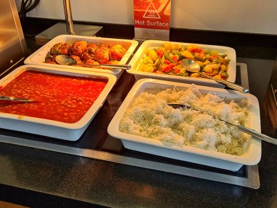 Warmes Buffet in der Priority Lounge in Frankfurt