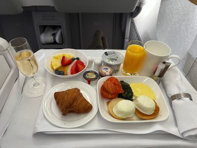 Emirates Business Class Boeing 777 - Frühstück