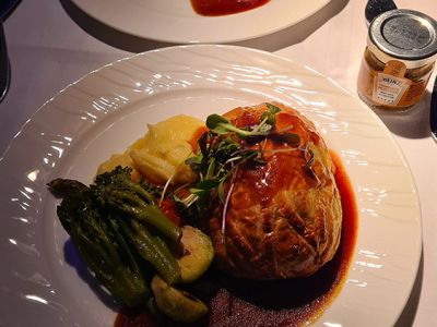 Beef Wellington als Hauptgericht in der Qatar Airways First Class