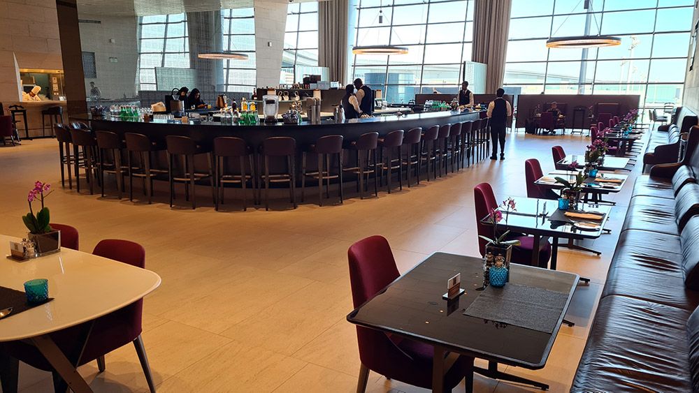 Bar im Restaurant in der Al Safwa First Lounge in Doha