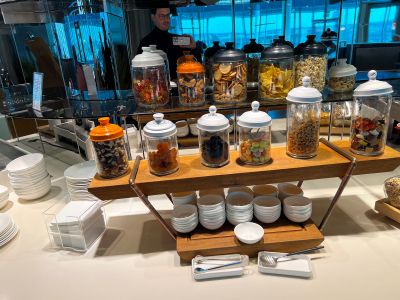 Lufthansa Business Lounge - Snacks