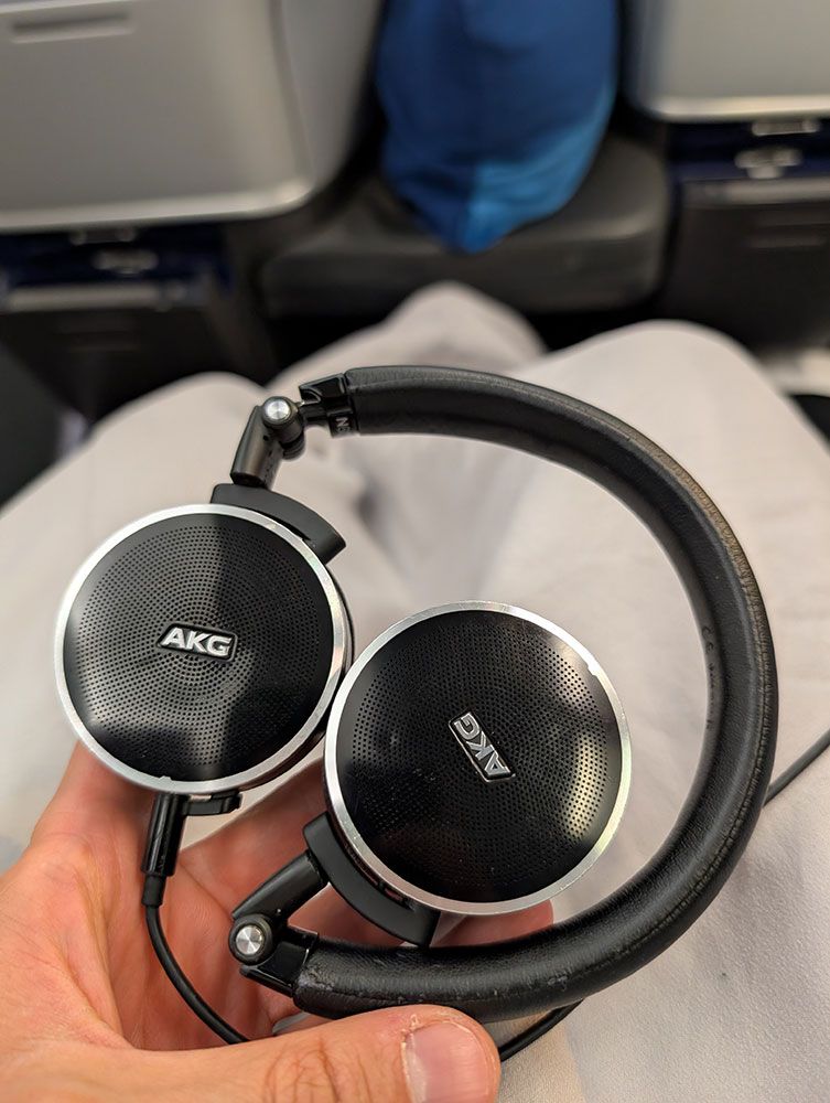 Kopfhörer von AKG in der Business Class von Discover Airlines im A330