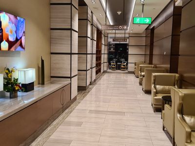 ahlan First Class Lounge Dubai Flur zum Restaurant