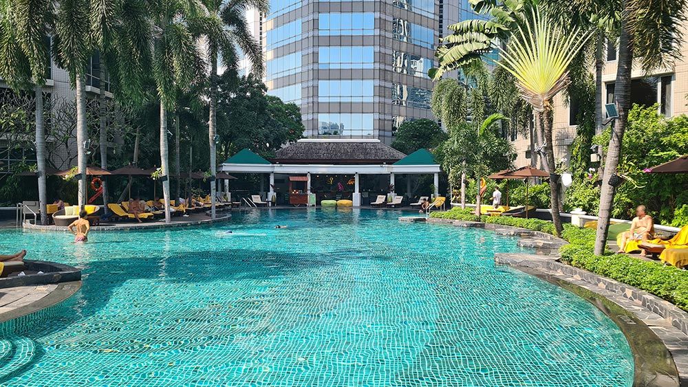 Pool auf dem Dach im Conrad Bangkok