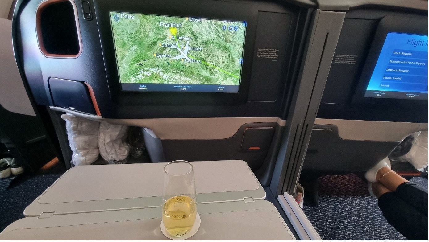 Welcome Drink in der Business Class im A380 von Singapore Airlines