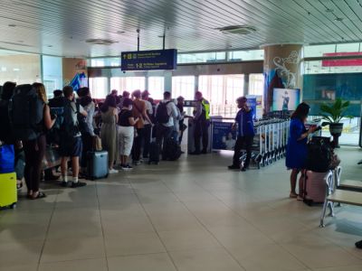 Bahnhof im Flughafen YIA in Indonesien