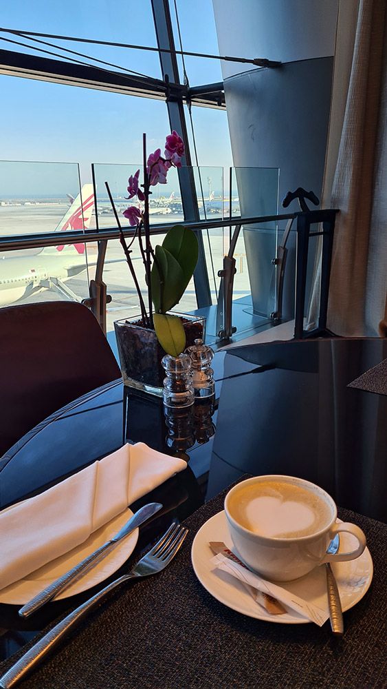 Cappuccino im Restaurant in der Al Safwa First Lounge in Doha