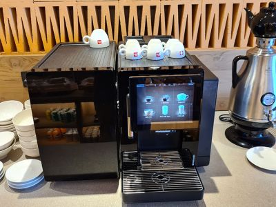 Kaffeeautomat in der Lounge des Le Méridien im Seaplane Terminal