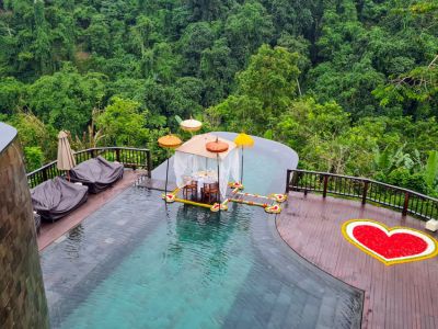Romantisches Dinner am Infinitypool im Hanging Gardens of Bali