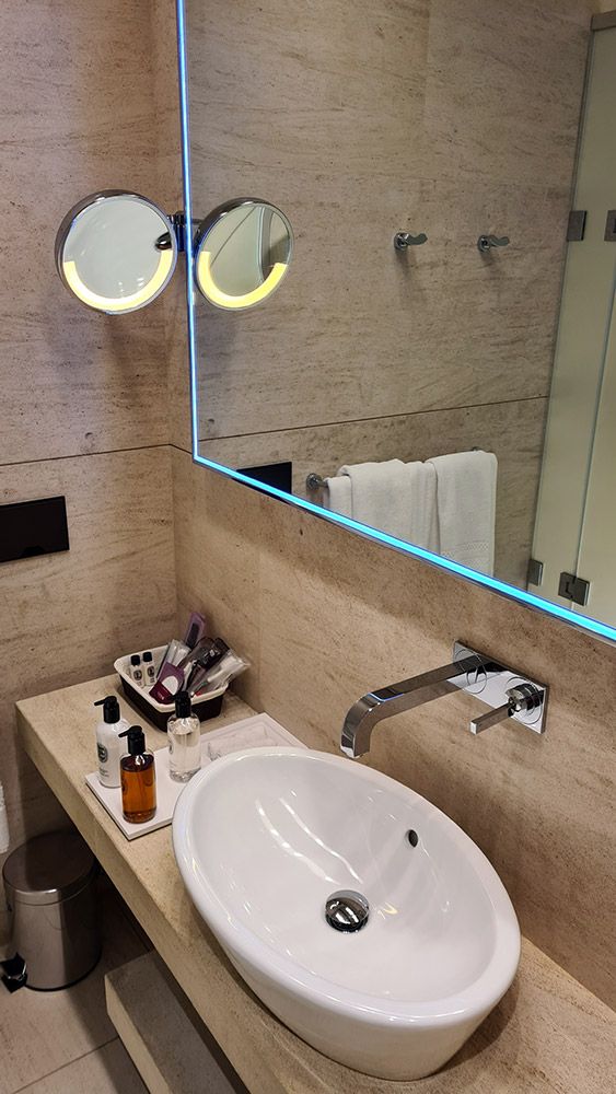 Waschbecken im Private Room in der Al Safwa First Lounge in Doha
