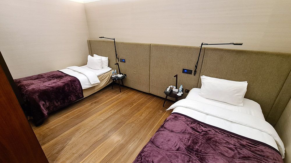 Betten im Private Room in der Al Safwa First Lounge in Doha