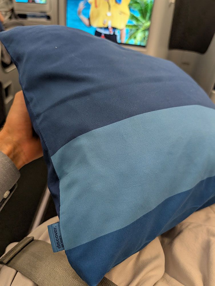 Kissen im Design von Discover Airlines