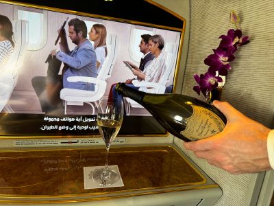 Emirates First Class - Dom Perignon beim Boarding