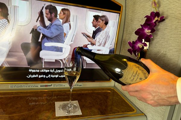 Emirates First Class - Dom Perignon beim Boarding