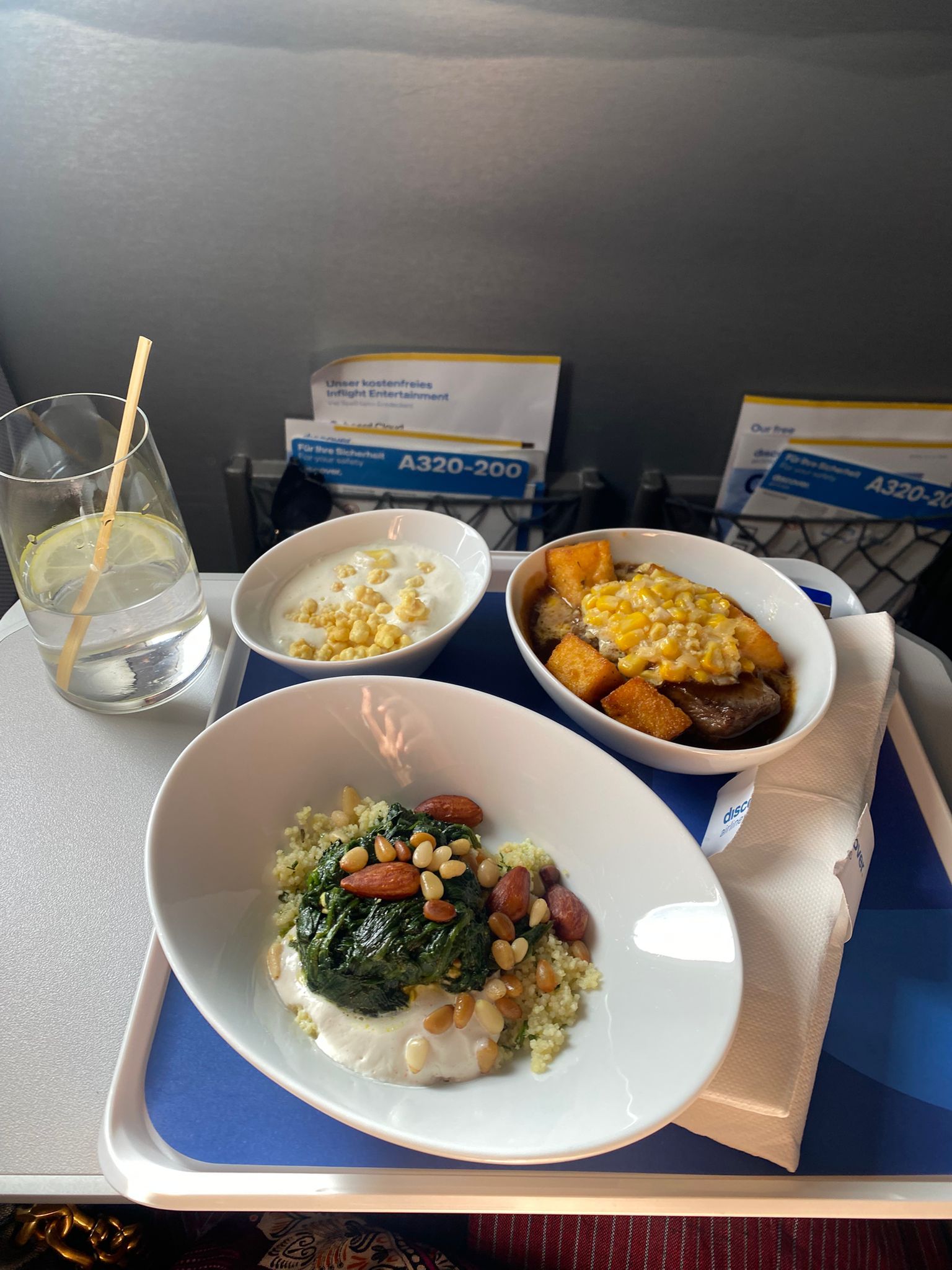 Mahlzeit in der Business Class von Discover AIrlines