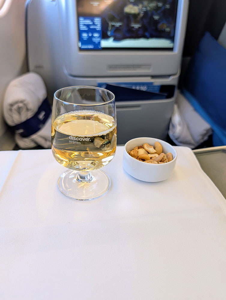 Champagner nach dem Start in der Discover Airlines Business Class