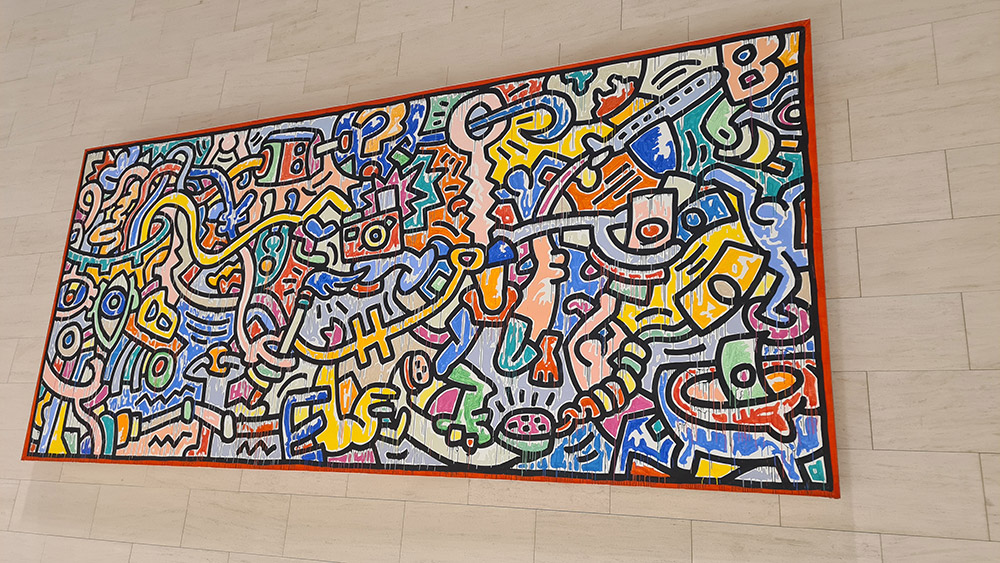 Kunst von Keith Haring in der Al Safwa First Lounge in Doha