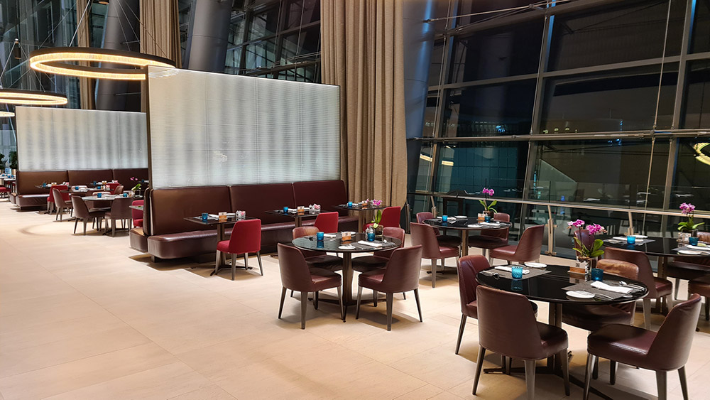 Tische im Restaurant in der Al Safwa First Lounge in Doha