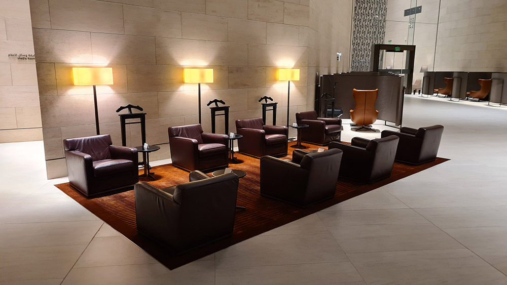 Sitzecke in der Al Safwa First Lounge in Doha