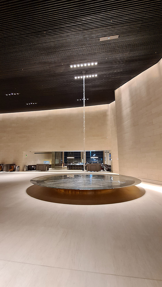 Wasserfall in der Al Safwa First Lounge in Doha