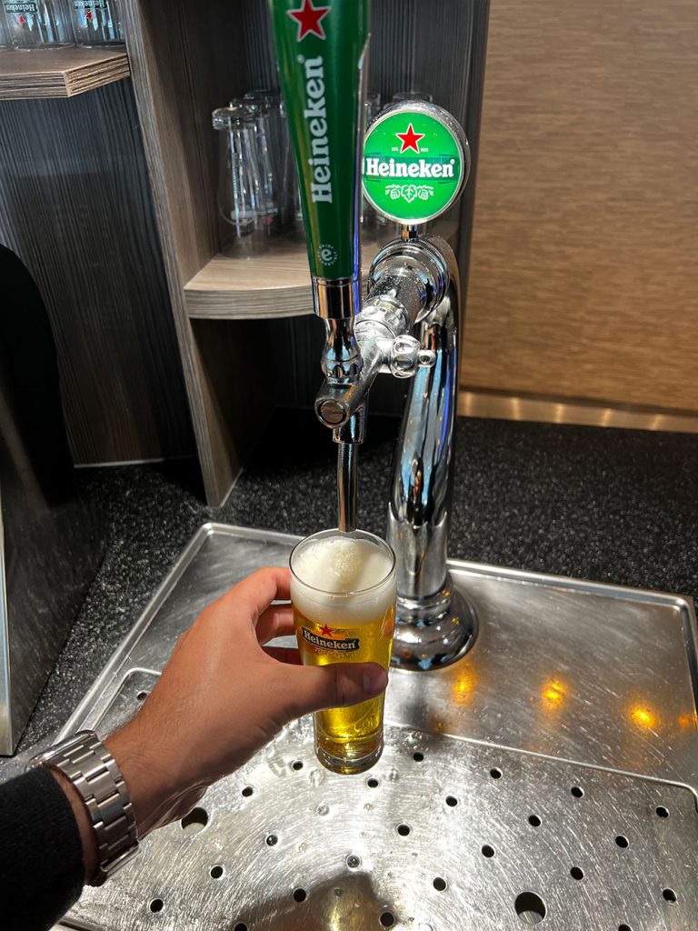 Bier zapfen in der Aspire Lounge Amsterdam