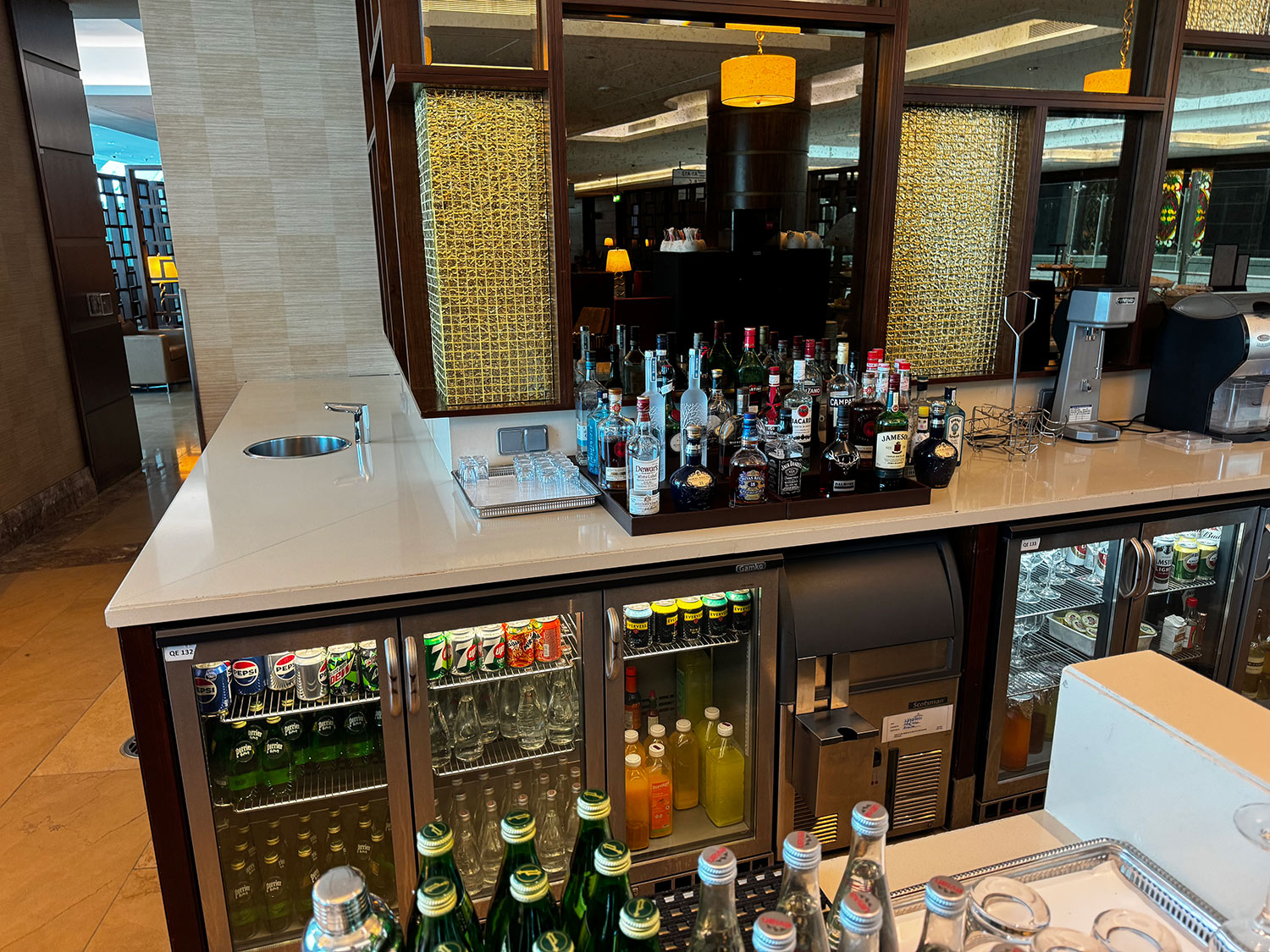 Emirates First Class Lounge in Dubai - Bar