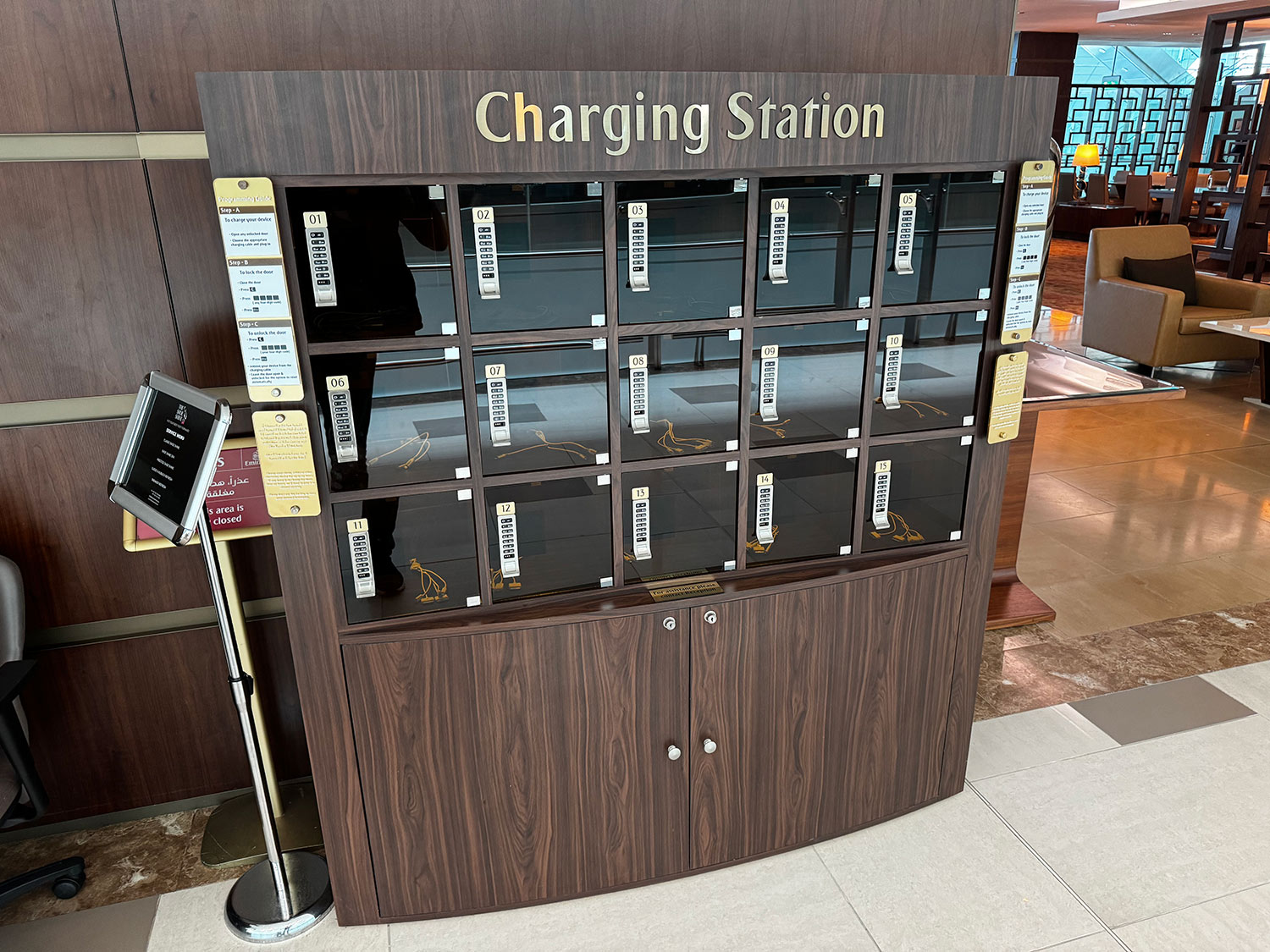 Ladestation in der Emirates First Class Lounge Dubai