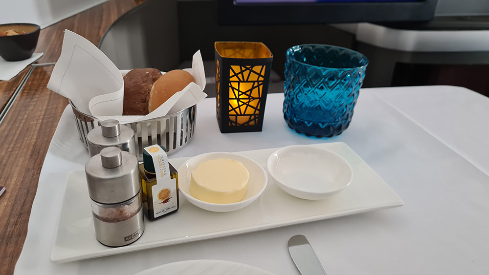 Brot mit Öl in der Qatar Airways First Class