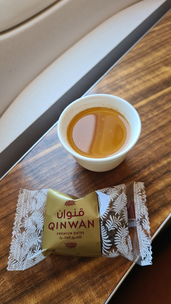  Arabischer Kaffee mit Dattel in der Qatar Airways First Class