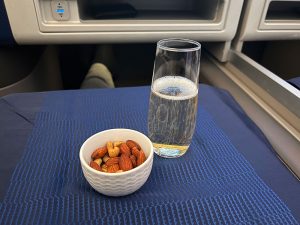 United Airlines - Champagner und Nüsse