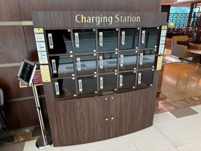 Ladestation in der Emirates First Class Lounge Dubai