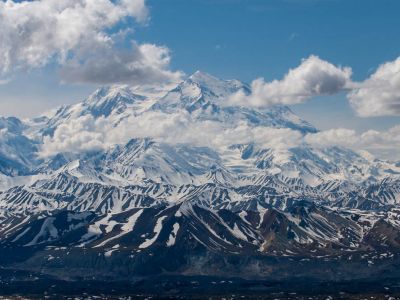 Denali mit Wolken