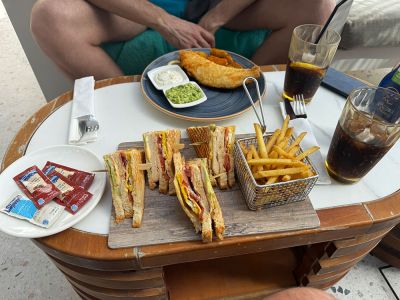 Snacks am Pool im Radisson Beach Resort Palm Jumeirah in Dubai