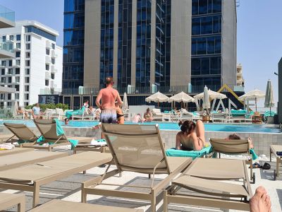 Pool im Radisson Beach Resort Palm Jumeirah in Dubai