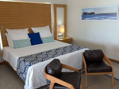 Doppelbett im Beachfront Zimmer im Paradis Beachcomber auf Mauritius