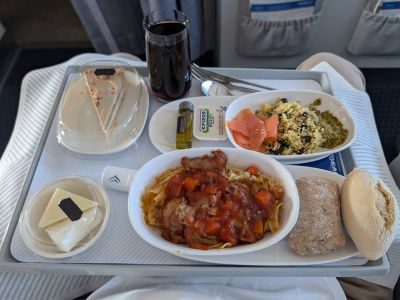 Essen in der Business Class von Aegean Airlines
