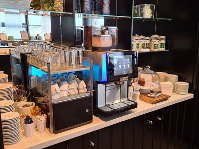 Kaffeemaschine im großen Raum