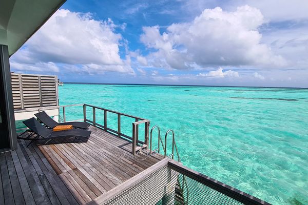 Terrasse mit zwei Sonnenliegen