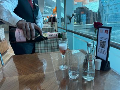 Emirates First Class Lounge in Dubai - Service
