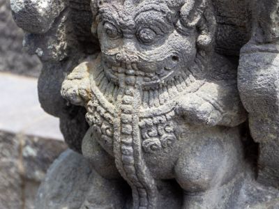 Figur in Vulkangestein